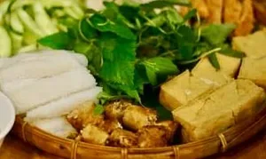 Quán ăn dùng chung mẹt đựng bún đậu mắm tôm cho nhiều khách